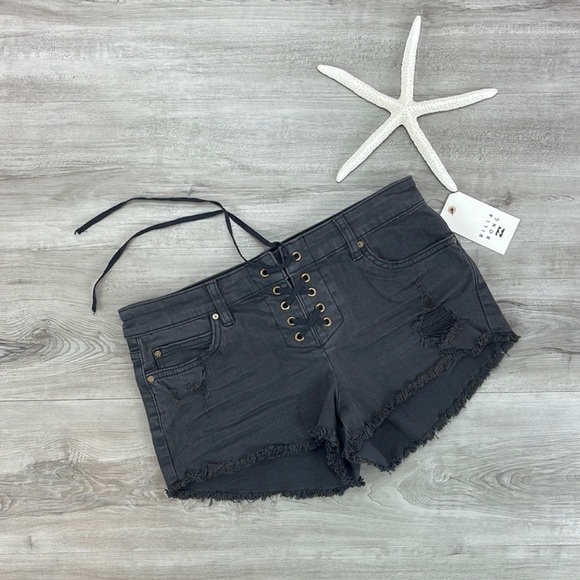 🔆BILLABONG🔆 LITE HEARTED JEAN SHORTS - Picture 2 of 9